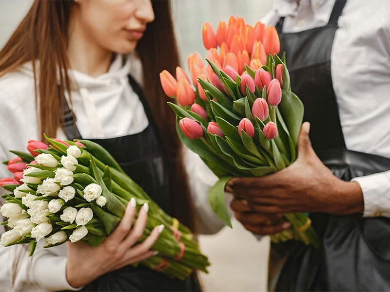 Bloemisten met tulpenboeket