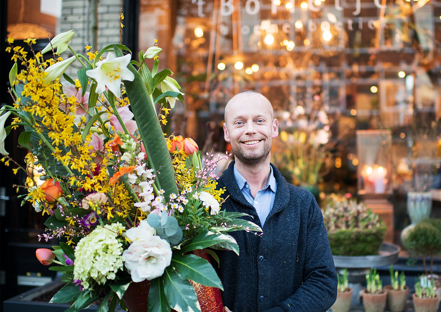 Lokale bloemist met kleurrijk voorjaarsboeket voor bloemenwinkel